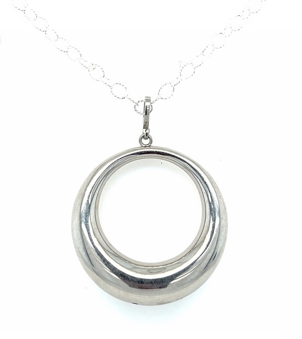 An Italian Pendant Necklace
